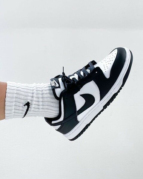 Chaussures de sport noires et blanches