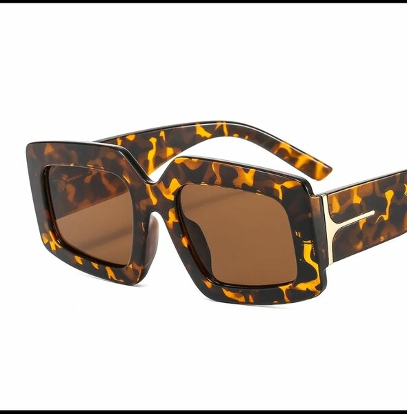 Lunettes de soleil carrées stylées