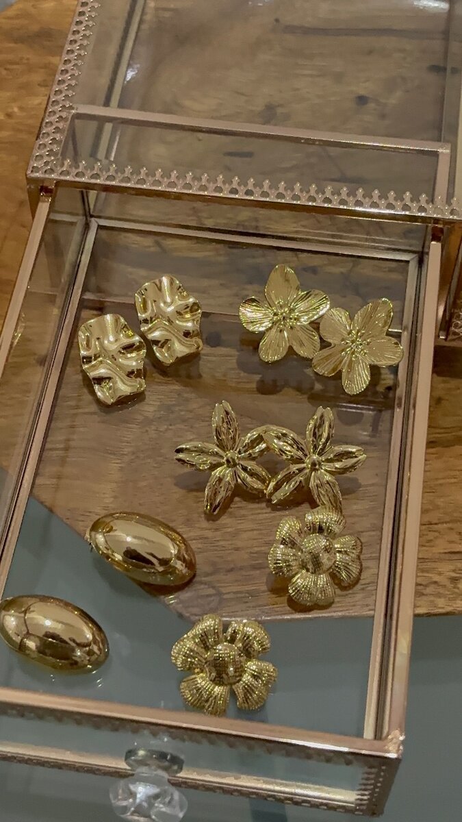 Elegant Gold Earrings Set