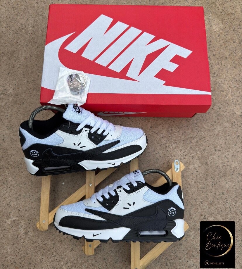 Baskets noires et blanches Nike