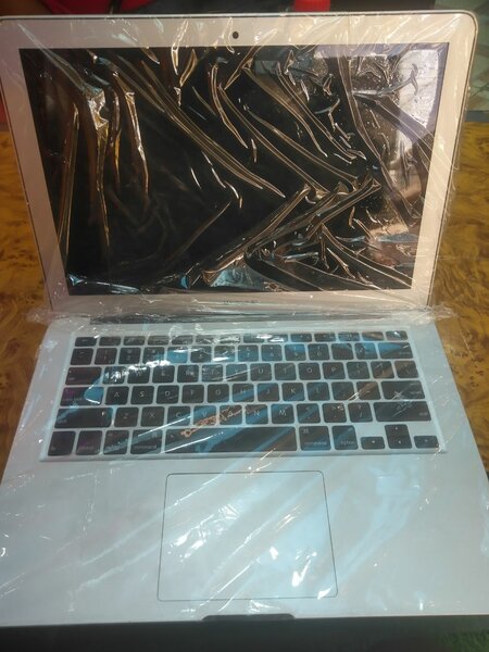 APPLE MACBOOK