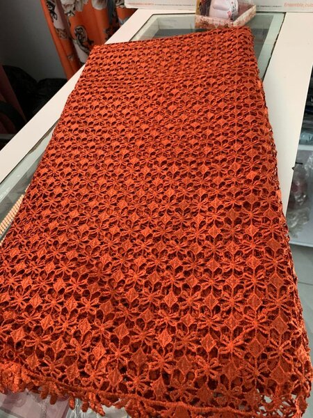 Tissu en dentelle orange élégante