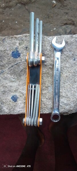Outil multifonctions compact