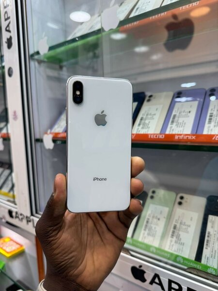 iPhone X 64giga casineuf écran fissuré tout passe propre