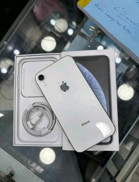 Smartphone iPhone avec accessoires