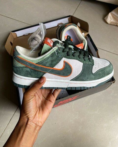 NIKE SNEAKERS