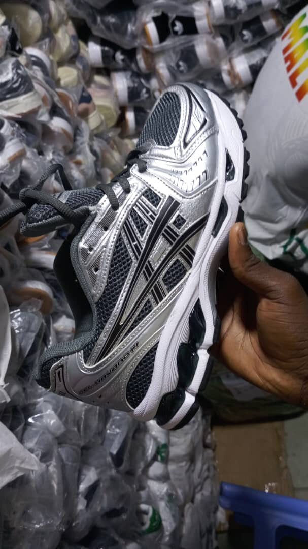Baskets runnig noir blanc