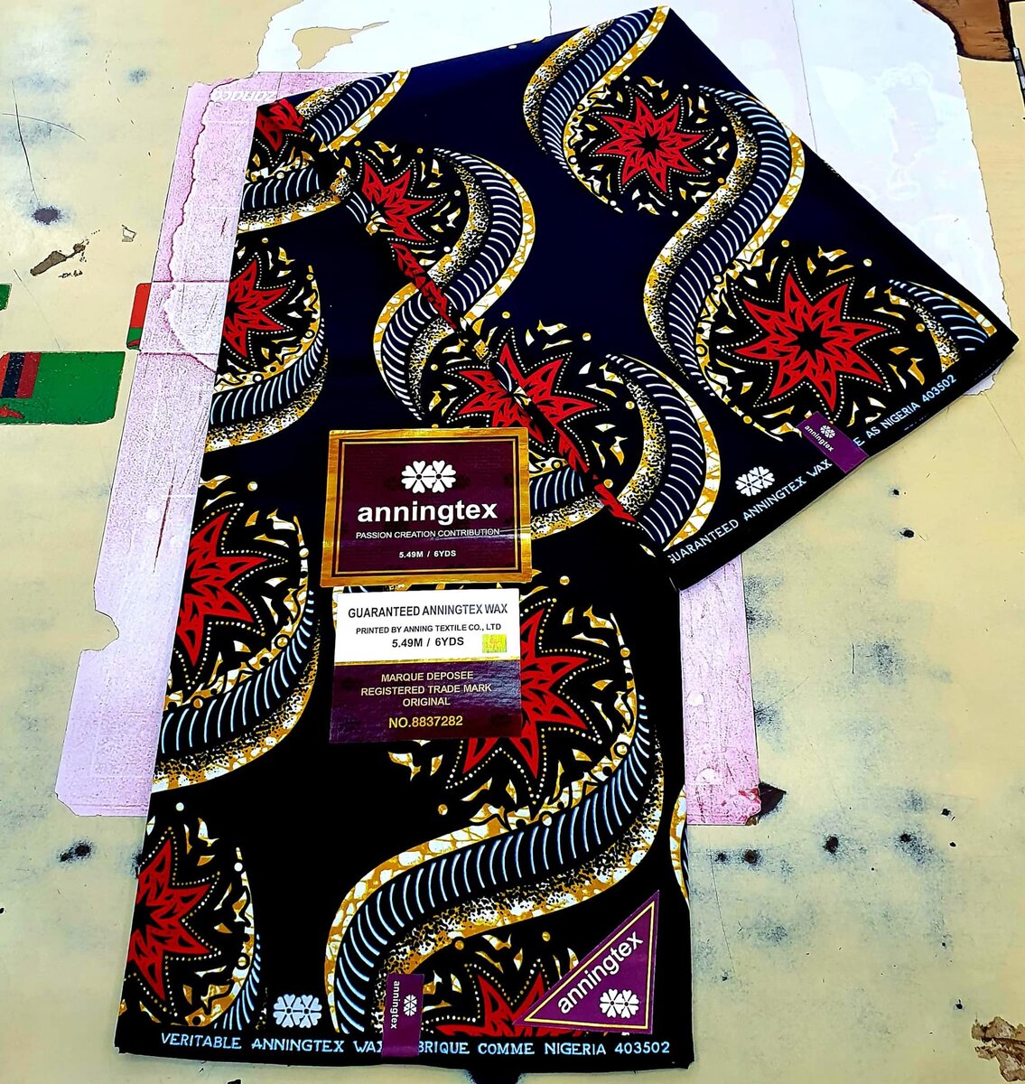 Tissu noir rouge