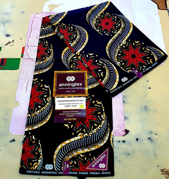 Tissu noir rouge