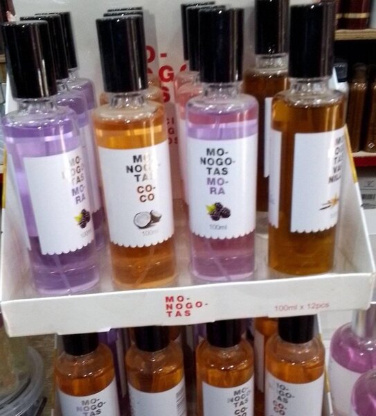 Parfum pour Femmes debout
