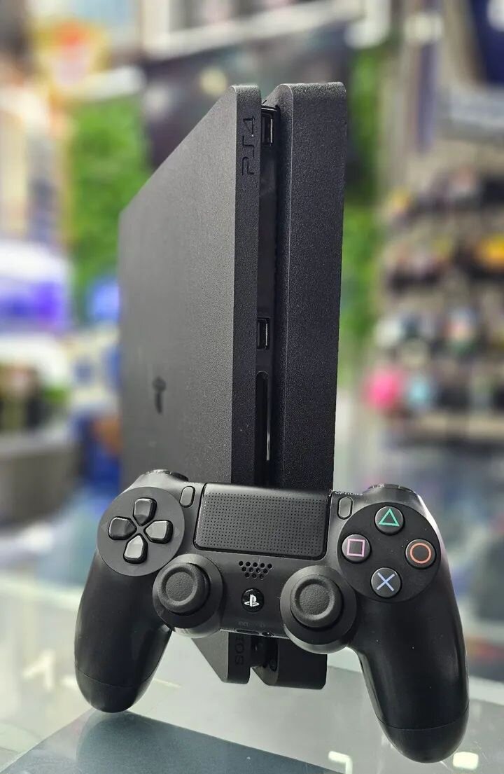PS4 Slim avec 6 jeux intégrés