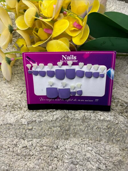 Faux ongles violets élégants