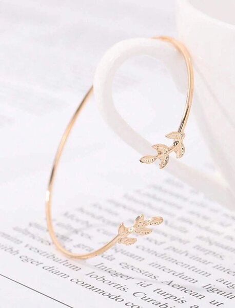 Leaf decor cuff bangle