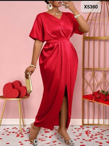 Robe élégante rouge satinée