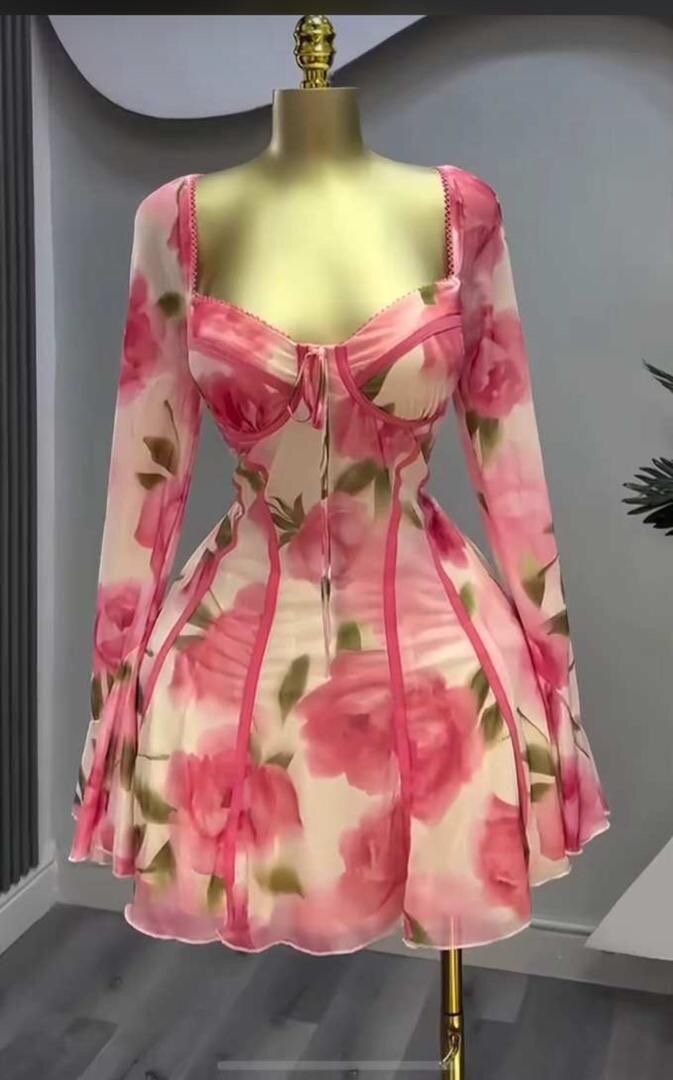 Robes élégantes roses à fleurs