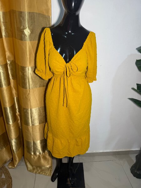 Robe jaune élégante à volants