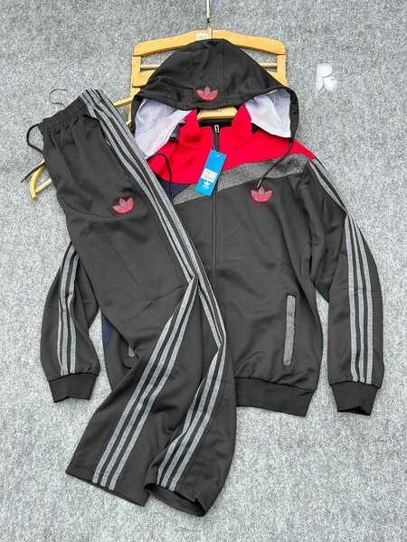adidas-MunA-UNDER ARMOUR