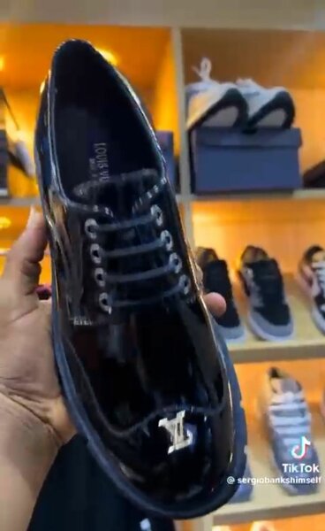 Solid classic shoes