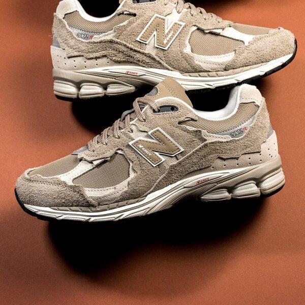NEW BALANCE 2002R