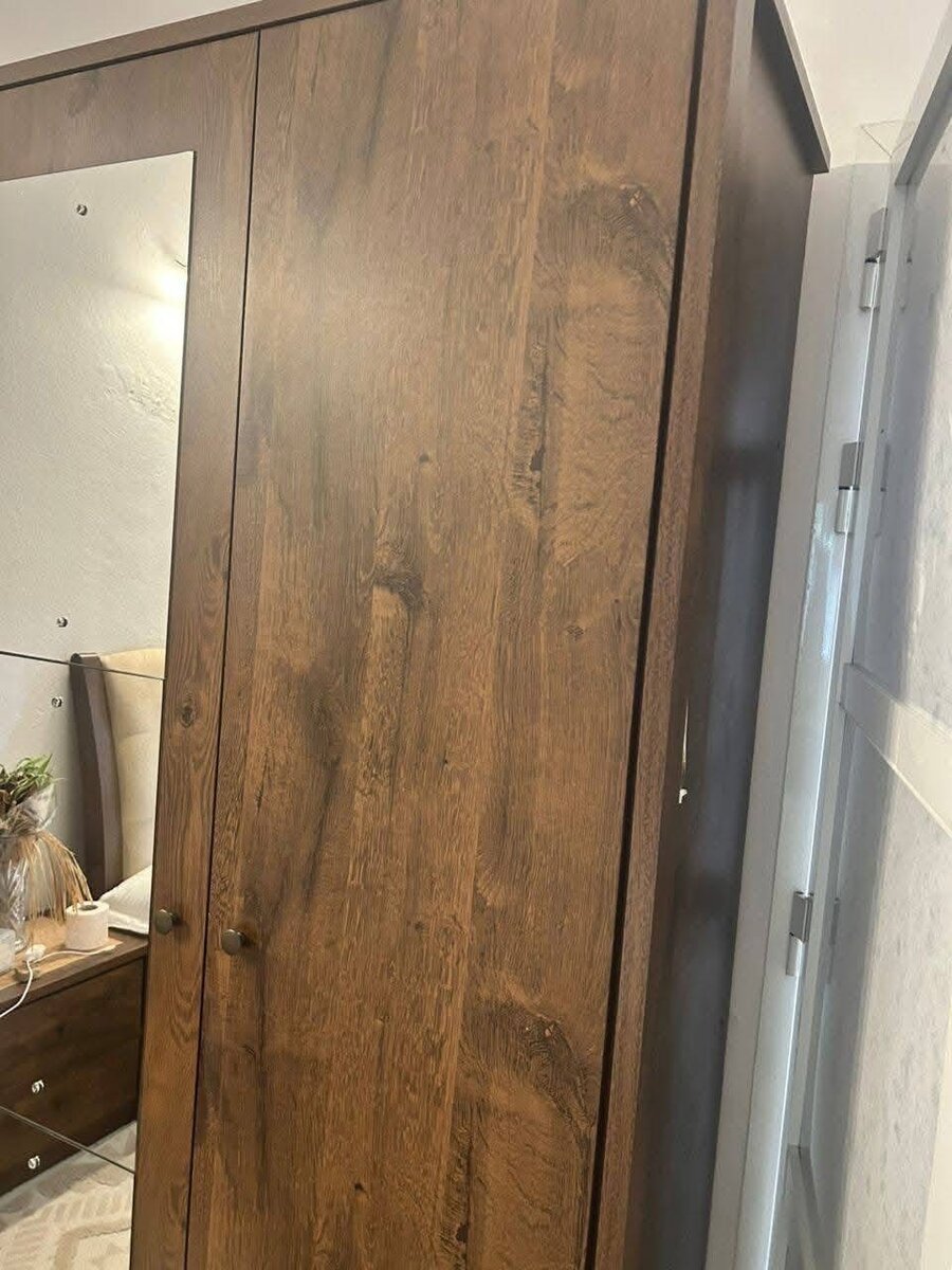 Armoire en bois avec miroirs
