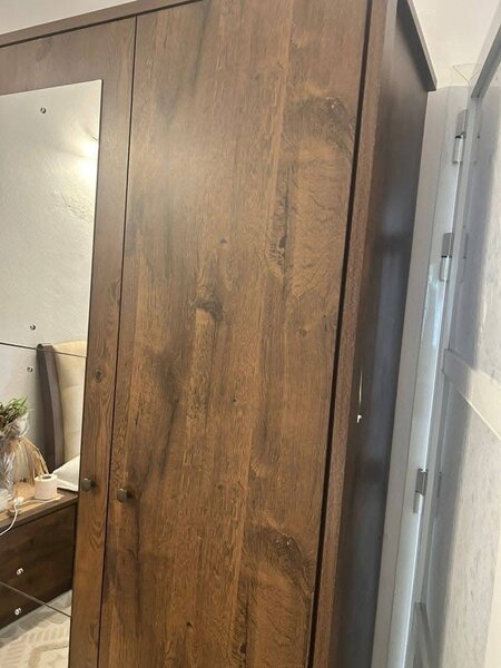 Armoire en bois avec miroirs