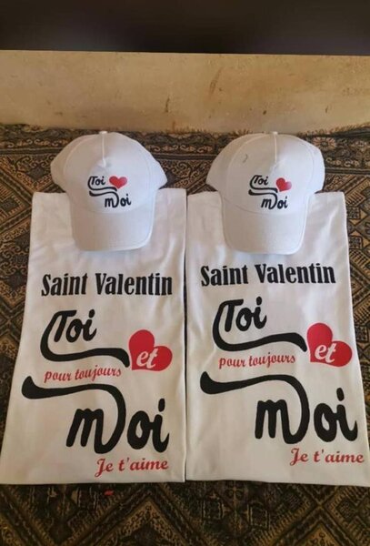 T-shirt et chapeau