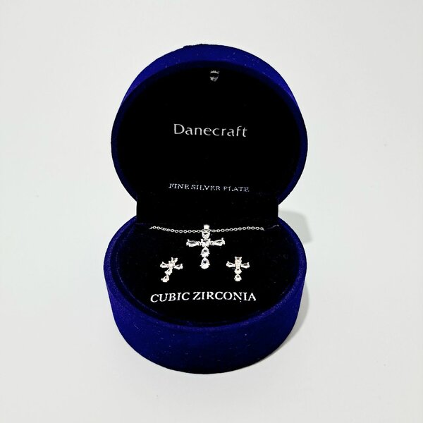 Collier croix en zirconium
