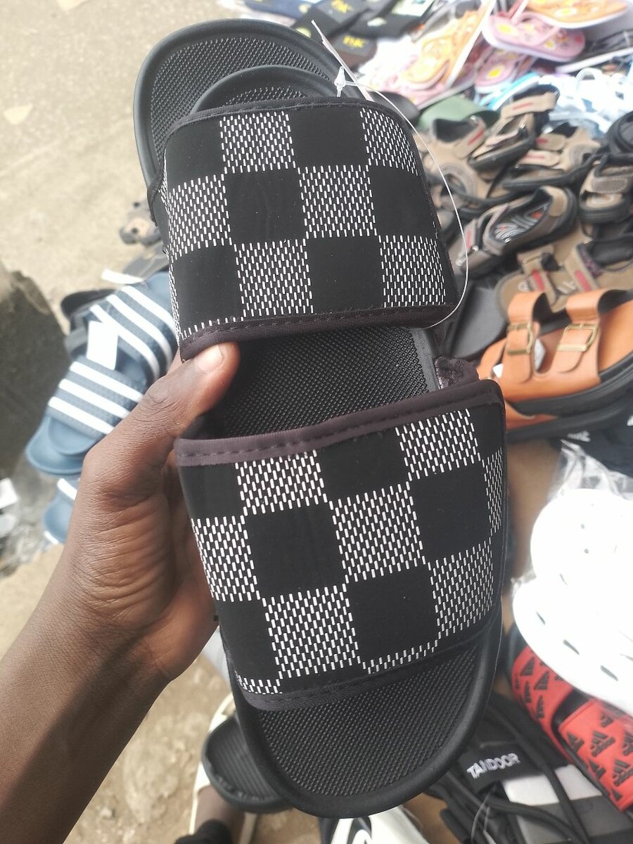 Tongs à carreaux noires