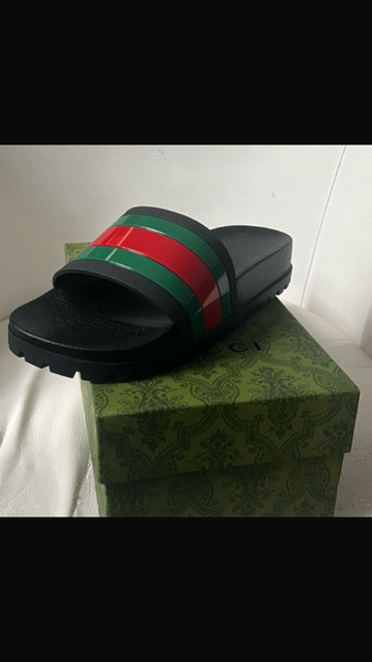 Sandales en cuir noir élégant