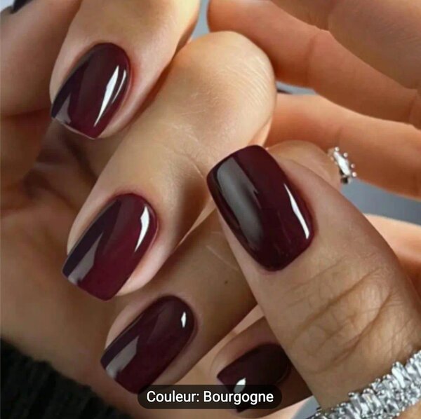 Un ensemble de 24 faux ongles carrés moyens en bordeaux