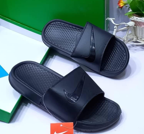 NIKE SLIDES