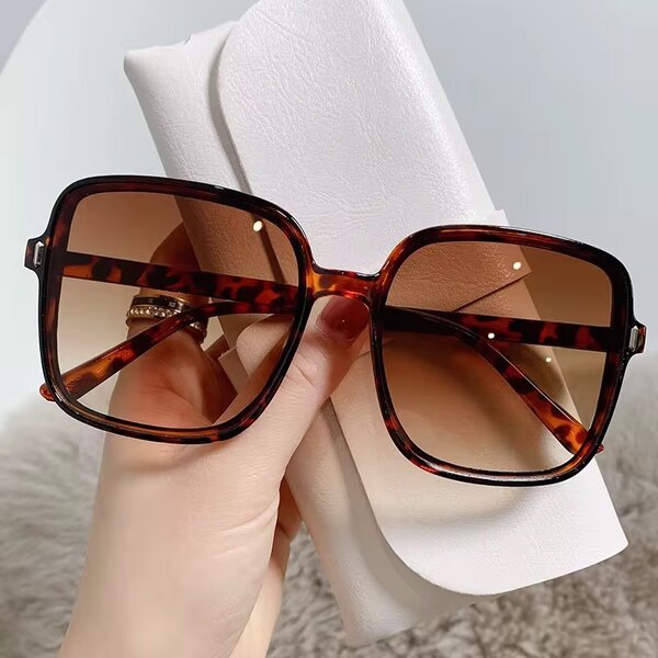 Lunettes de soleil carrées élégantes