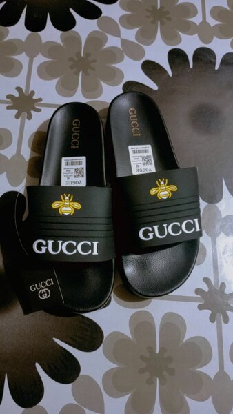 Claquettes noires Gucci élégantes
