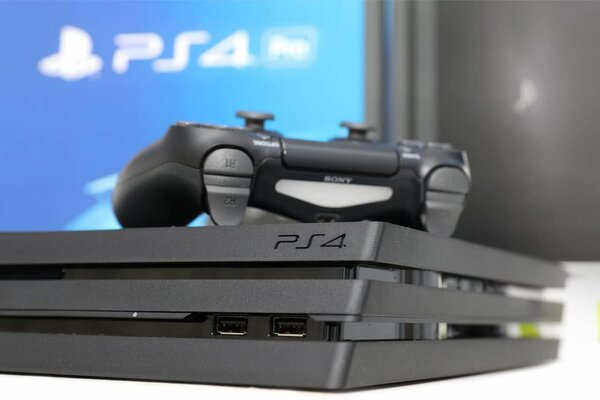 PS4 PRO 2manettes +JEUX inclus