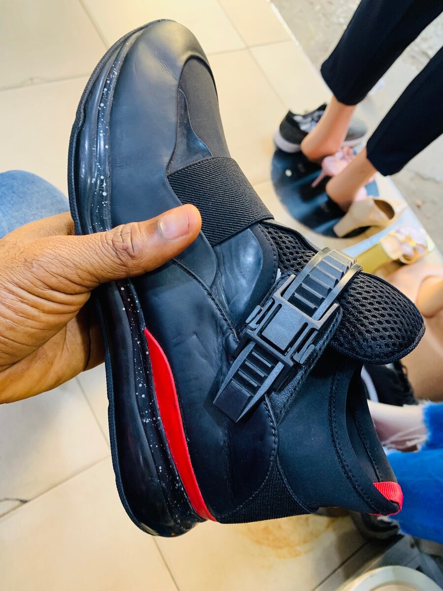 UNISEX SNEAKERS BLACK & RED