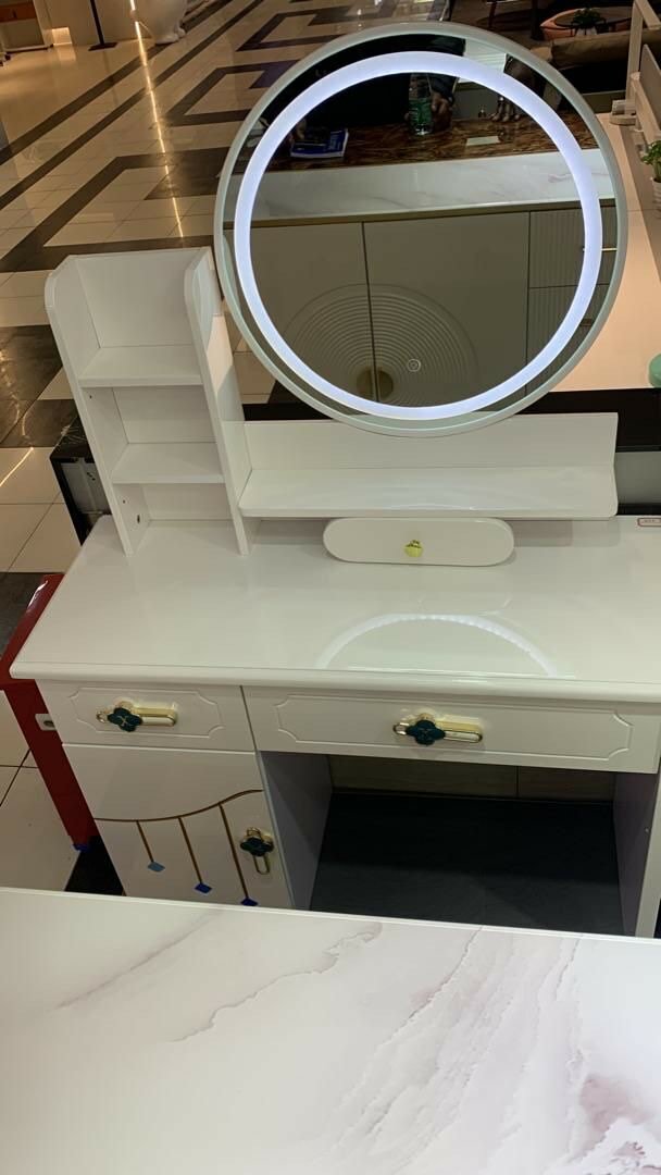 Dressing mirror