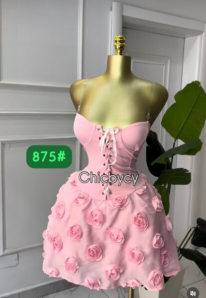 Robe rose avec fleurs 3D