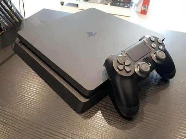 PS4 avec 3 CD et 2 manettes