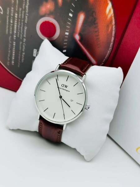Montre élégante en cuir brun