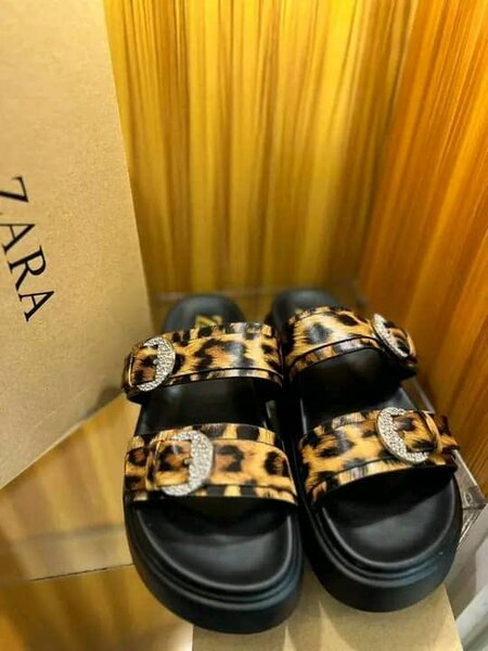 Sandales léopard avec strass