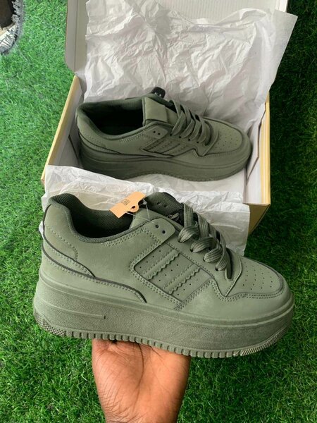 Ladies sneakers