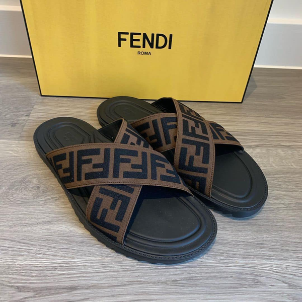 Claquettes noir brun