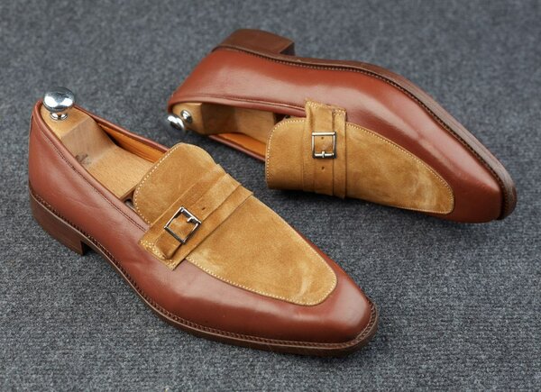 Soulier en cuir dain disponible