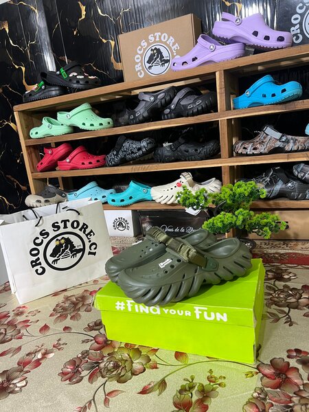 CROCS ÉCHO CLOG VERT TREYI