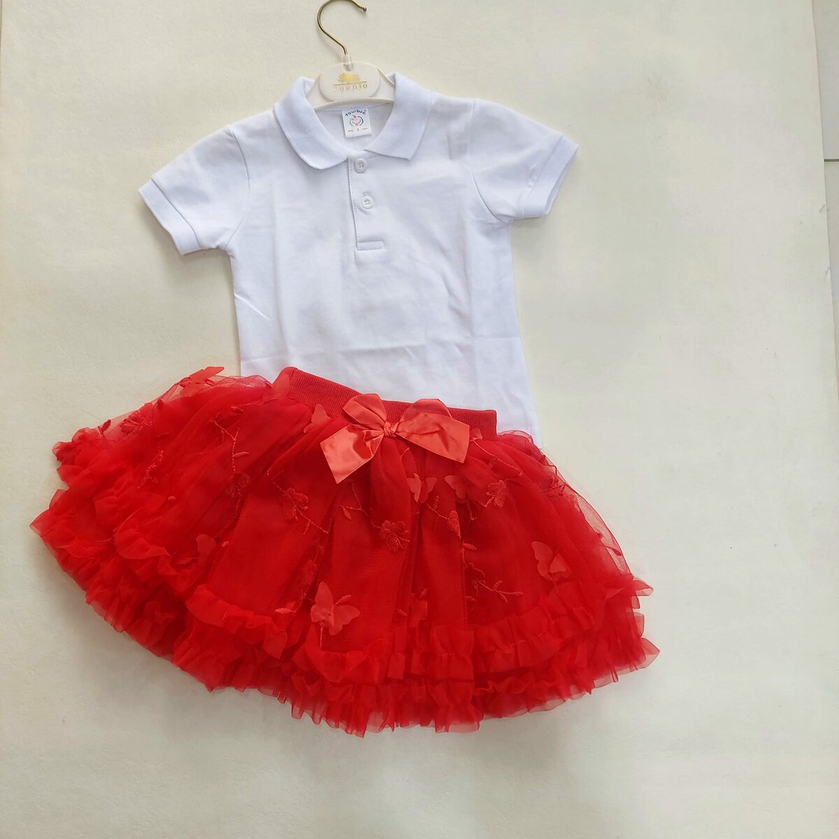Tenue pour une fille, chemise blanche + jupe rouge