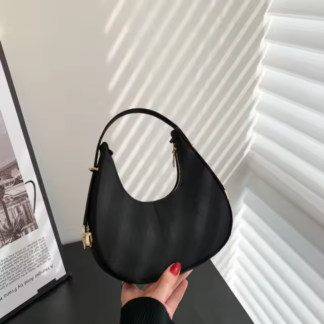 Sac sous les bras