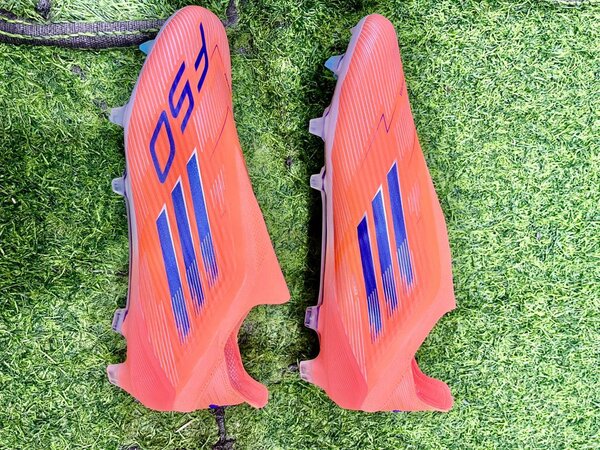 Chaussures de foot rapides