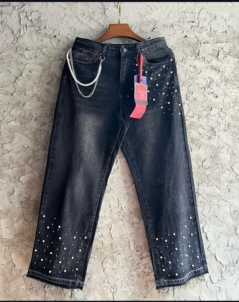 Jeans noirs avec chaînes et perles