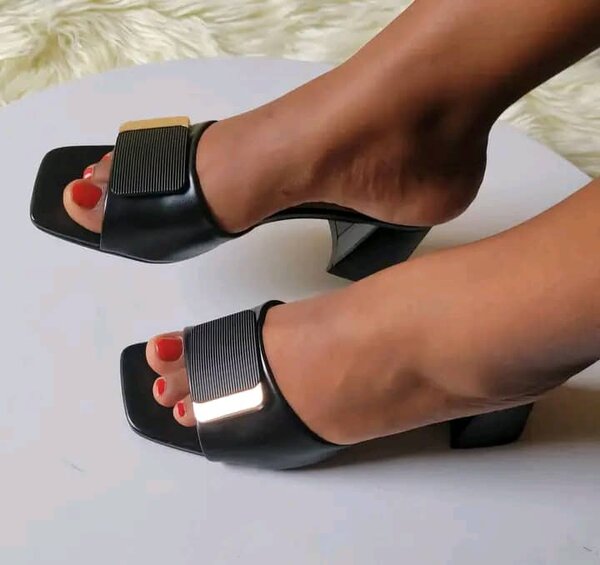 Sandales à talons carrés élégantes