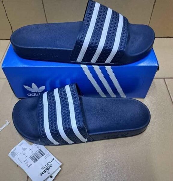 Tongs bleues Adidas classiques